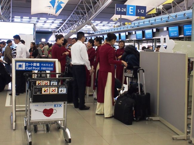 昔娘と行ったアンコールワットへ、今度は夫と。はて前回旅行したのはいつのことだったか?アルバムを開けたら2003年、10年前でした。<br /><br />ベトナム航空321便10:30発に乗り込みました。<br />ホーチミン経由です。