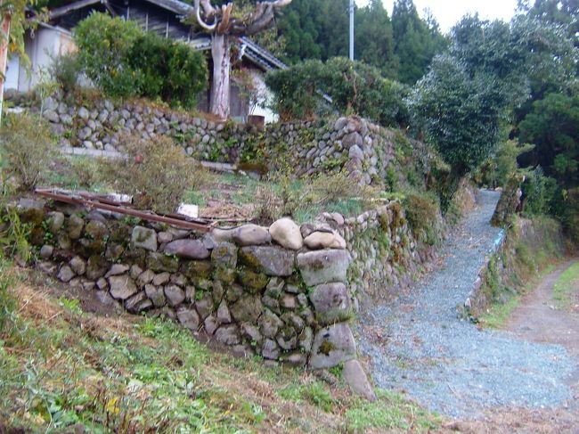 大自然の真っただ中の山奥の博物館と自然を楽しむに適したスポット、東海道の真ん中の袋井市の奥の森町亀久保長郷、は限界集落の中にある小さな博物館、近在の芸術家の作品や山奥の農家の昔の生活用具所蔵、高価な価値のあるものはないが何故かほっとする癒されるものがあります、またこの屋敷の石垣は野ずら積の見事なデザインで優美な建築物です、重要文化財級と評価した芸術家がいました、見学してなるほど立派な石垣で感動しました、