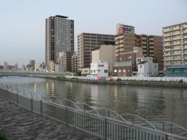 大正区（たいしょうく）は大阪市２４区ののひとつで区名は木津川に架かる大正橋（たいしょうばし）から命名されたとのこと。大正初期以来沖縄県からの移住者が多く、区民の２５％が沖縄県出身者であるといわれている。大正区は近年は「リトル沖縄」としてマスコミにも紹介されるようになり観光に訪れる人も増えており大正区役所でも「リトル沖縄」のＰＲイベントを催し街興しをおこなっている。<br />大阪ドーム（おおさかドーム）は、日本の大阪府大阪市西区の多目的ドーム球場兼複合レジャー施設でプロ野球・パシフィック・リーグのオリックス・バファローズの本拠地で大阪ガスの工場跡地に建設された東京ドーム、福岡ドームに次ぐ日本３番目のドーム球場。<br />音楽のライブ、コンサート、展示会、草野球利用目的の一般貸し出しも行われている。<br />ドーム前千代崎駅（ドームまえちよざきえき）は、大阪府大阪市西区千代崎の大阪市営地下鉄の駅で大阪ドームへの最寄り駅。１９９７年、長堀鶴見緑地線が心斎橋駅から大正駅間延伸に伴い大阪市営地下鉄の駅が大阪ドーム前千代崎駅として開業、２００６年に大阪市営地下鉄の駅がドーム前千代崎駅に改称している。<br />阪神電気鉄道阪神なんば線の駅、ドーム前駅（ドームまええき） は２００９年、 阪神なんば線が西九条駅から大阪難波駅間延伸に伴い開業、２０１０年から 大阪市営地下鉄の駅で可動式ホーム柵の供用をおこなっている。 <br />（写真は大阪ドーム周辺）<br />