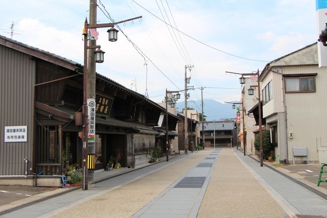 城下町勝山は、1580年の柴田勝安による勝山城築城と併せて整備され、九頭竜川沿いに大きな規模の町が造られました。<br /><br />近代の勝山は、幕末から明治にかけて煙草産業を中心に発展しますが、煙草の専売制などによる衰退の後、製糸業が主要産業となり、現在も繊維の町として知られています。<br /><br />現在、城下町として整備された九頭竜川沿いの本町通りを中心に、伝統的な町家が点在する町並みが残っています。<br /><br />町並みには、造り酒屋、呉服屋、旅館、味噌・醤油屋、茶屋、米屋など、大規模で重厚な商家の建物がよく残っていて、中でもよく目につくのが呉服屋さんで、繊維の町としての特色が現れています。<br /><br />ここの町家は、平入りで、2階の両妻に袖壁を備えているのが特徴で、中には出桁造りの町家や本格的な卯建をあげた町家も見ることができます。<br /><br />本町通り以外では、九頭竜川寄りの後町通りや河原町通りにも古い町並みが見られ、特に、河原町通りは花街だった頃の風情をよく留めています。<br /><br />かつての勝山の町には数多くの清水が湧いていたそうですが、後町通りと河原町通りの中間あたりに潤いのある水辺の風景があります。<br /><br />うしろまちの大清水と呼ばれる、現存する貴重な清水で、生活用水や川魚のいけすとして後町界隈の人々のくらしを支えてきました。<br /><br />勝山の町から九頭竜川を渡った西側にある、えちぜん鉄道:勝山駅は、1914年に建てられた、木造2階建ての和洋折衷の建物で、勝山永平寺線の終着駅です。<br /><br />勝山は北陸地方で初めて電気鉄道が走った町だそうで、駅構内には、実際に動く電車としては日本最古の、1920年式電気機関車「テキ6」が貨車の「ト68」とともに鉄道モニュメントとして展示されています。<br /><br />勝山の市街地から南東に車で10分程度走った所にある、平泉寺白山神社の前身の白山平泉寺は、白山を霊峰とする山岳信仰の寺院で、戦国時代には、48のお社、36のお堂、6000の僧坊を擁する、巨大な宗教都市だったと言われています。<br /><br />現在、広大な敷地を有する旧境内のわずか1%に過ぎない、約2haのみが発掘調査されているそうですが、発掘された遺構によれば、お堂などがあった宗教域、僧坊があった居住域、市が開かれた商業域が整備され、僧・職人と商人・一般人が居住する宗教都市だったことが確認されています。<br /><br />白山平泉寺は、日本では珍しい石造りの都市で、僧がひとつひとつ九頭竜川から運び上げたと言われる石を使った、中世の姿そのままの石畳道や多くの石垣が残され、当時の栄華をしのばせています。<br /><br />江戸時代以前は、神仏習合(神と仏は同じもの)という考え方があったそうですが、明治のはじめに「神仏分離」が言われ、神と仏を分離する動きが起こったのを受け、平泉寺も仏教色を排除して、新たに神社として出発することになり、現在の平泉寺白山神社の姿になったそうです。<br /><br />平泉寺白山神社の境内は、うっそうとした杉木立とベルベットを敷きつめたような青々とした苔が調和して幽玄の世界をつくり出しており、昼なお暗いその境内に一歩足を踏み入れると、訪れる者すべからく異次元の世界へ導いてくれます。