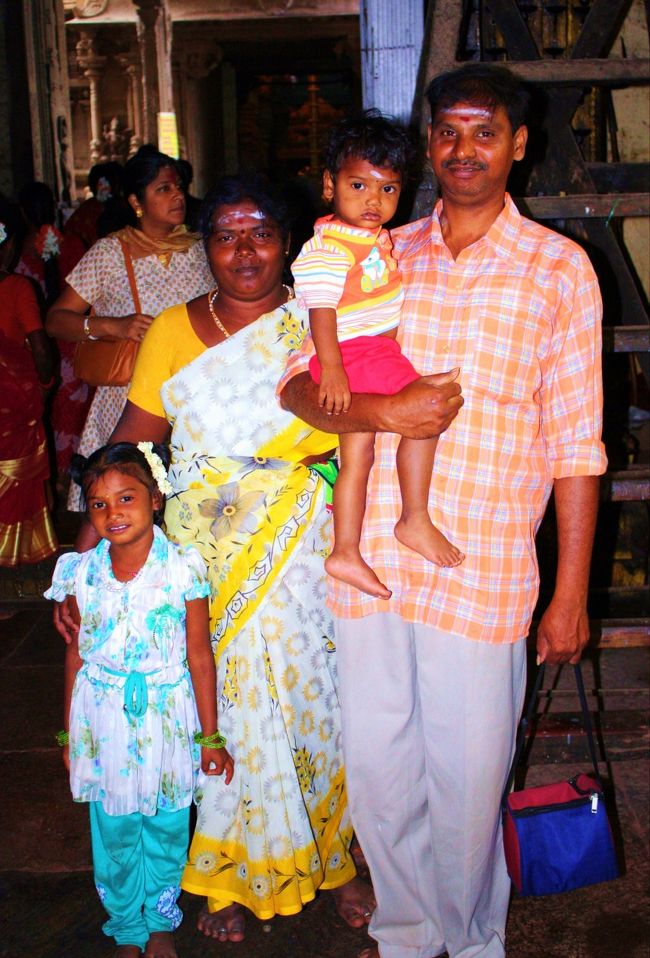南インド、タミル・ナードゥ州のヒンドゥー寺院を巡る旅３日目。<br /><br />２０１２年の大晦日、この日はチェンナイから南西へ約４７０ｋｍの地にある内陸都市マドゥライの観光。<br /><br />人口約１００万人のタミル・ナードゥ州第三の都市のシンボルは、毎日の巡礼者が１万人を超えるというヒンドゥーの名刹、ミナクシ寺院。<br /><br />高さ６０ｍの極彩色のゴープラム（塔門）や、寺院のあちこちに現れる異形の神々の彫刻に圧倒されるとともに、神々に祈りを捧げる巡礼者たちの真剣な表情から、南インドの人々の篤い信仰心を感じることができた寺院訪問となりました。<br /><br />＜旅程表＞<br />　２０１２年～２０１３年<br />　１２月２９日（土）　成田→香港→<br />　１２月３０日（日）　→チェンナイ→カーンチプラム→チェンナイ→マドゥライ<br />○１２月３１日（月）　マドゥライ→カーニャクマリ<br />　　１月　１日（火）　カーニャクマリ（コモリン岬）→<br />　　１月　２日（水）　→チェンナイ→マハバリプラム→チェンナイ<br />　　１月　３日（木）　チェンナイ→香港→成田