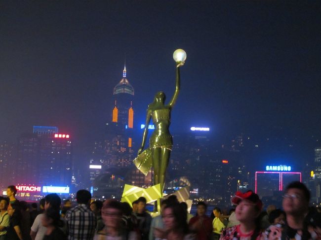 一年半ぶりの香港。もう5回目にもなる(うち一回は中国への滞在時間を稼ぐためにちょっと寄っただけ)ので、海外へ来たという緊張感もなく、前回から大して日も経っていないのでそれほど新鮮でもない。でも、空港からのバスで九龍半島の市街地を眺めると、いつもの高揚感がまた再び蘇ってきた。