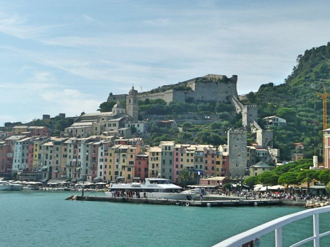 9月 21日、晴れ<br />イタリア～コート・ダジュールの旅 #7 - ヴィーナスの港、ポルトヴェーネレです。ニースから電車で、ヴァンテミリア、ジェノバと２回、乗り換え、イタリアのラ・スペツィアへ。今回は、世界遺産の「ポルトヴェーネレ、チンクエ・テッレと小島群」を観光船に乗って、海から観光します。<br /><br />ポルトヴェーネレはリビエラ海岸の東端にあり、小さな港に面してカラフルな建物が細長く続き、裏には細い小道が入り組む絵のような美しい街です。チンクエ・テッレと共にぜひ訪れたい場所です。多くの英国詩人が愛し滞在したことから、サン・ピエトロ教会付近は「詩人達の入り江」とも呼ばれています。<br /><br />ポルトヴェーネレ、チンクエテッレと小島群 | イタリア政府観光局<br />http://visitaly.jp/unesco/portovenere-cinque-terre-e-isole-palmaria-tino-e-tinetto<br />街全体が世界遺産！「ポルトヴェーネレ」を訪ねて<br />http://italyii.me/article/Portovenere<br />ポルトヴェーネレ観光サイト<br />http://www.prolocoportovenere.it/index.php?lang=en<br />チンクエテッレ遊覧船<br />http://www.navigazionegolfodeipoeti.it/orario.asp?lang=eng<br /><br />CREA Traveller 2016年冬号　http://crea.bunshun.jp/articles/-/9267<br />　イタリア 奇跡の海岸へ<br />　憧れのリヴィエラ<br />　Italia, la bella paradiso<br /><br />以下、イタリア?コート・ダジュールの旅の日程です。<br /><br />□ 9/15 (日) 成田→パリ経由→ローマ<br />□ 9/16 (月) ローマ（終日）　http://4travel.jp/travelogue/10819148<br />□ 9/17 (火) ローマ→ミラノ<br />□ 9/18 (水) ミラノ（終日）　http://4travel.jp/travelogue/10824045<br />□ 9/19 (木) ミラノ→ニース　http://4travel.jp/travelogue/10827757<br />□ 9/20 (金) ニース→モナコ　http://4travel.jp/travelogue/10827883<br />→ヴィルフランシュ・シュル・メール<br />http://4travel.jp/travelogue/10828278<br />→カンヌ　http://4travel.jp/travelogue/11171871<br />→ニース<br />■ 9/21 (土) ニース→ラ・スペツィア→ポルトヴェーネレ<br />- Nice Ville 7:54 -&gt; Ventimiglia 8:43<br />- Intercity 663　Ventimiglia 8:58 -&gt; Genova Piazza Principe 11:06<br />- FrecciaBianca 9773　Genova Piazza Principe 12:07 -&gt; La Spezia Centrale 13:07<br />→チンクエ・テッレ→ラ・スペツィア<br />□ 9/22 (日) ラ・スペツィア→ローマ<br />□ 9/23 (月) ローマ→ヘルシンキ→成田<br />□ 9/24 (火) 成田着