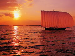 秋の夕日に染まる霞ヶ浦の帆引き船＆紅葉見頃の筑波山神社