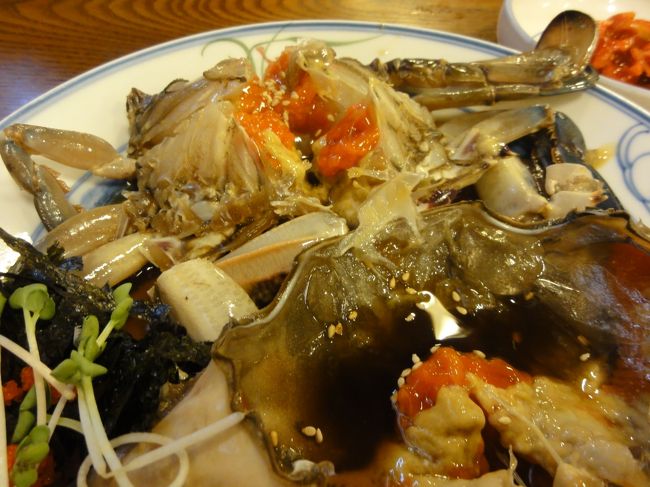 チェジュでカンジャンケジャンを食べてから「いつかソウルに行ったら食べ比べするぞー!」と思ってたカンジャンケジャン好きパクパク夫婦。<br /><br />事前に4トラべラーの皆さんの情報からいくつかのカンジャンケジャンの店を調べて行きました。<br />その中から今回は2つのお店に行ってきました。<br />どちらも行ってよかった!って思うお店でした。<br />先輩の皆さま方、役立ついい情報を本当にありがとうございます!!