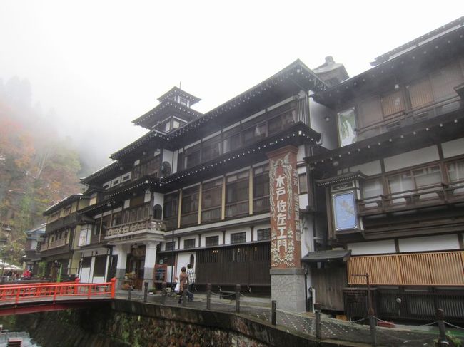 銀山温泉はもう既に初雪の便り。<br /><br />本格的な雪のシーズンの訪れる前にと、銀山温泉に日帰りででかけました。<br /><br />大正ロマンの香り漂う温泉街は、紅葉はおわりかけの時期にもかかわらず、たくさんの人で賑わっていました。<br />