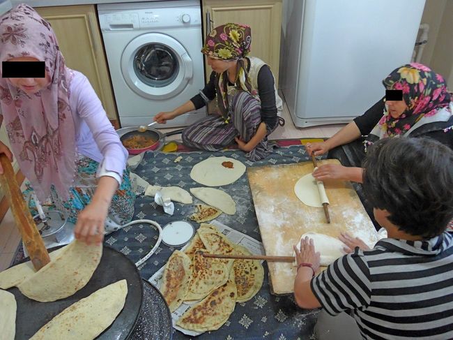 2013.8トルコの友人の実家を訪ねて27-Turhalのバザール，ギョズレメ作り