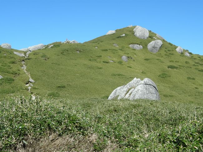 念願の屋久島へ<br />目的は宮之浦岳登山。未踏峰なので是非とも行きたかった山。<br />ただ、有名な縄文杉は人が多いからどうするかと思案していたら、行ったことのある娘に<br />「屋久島行って縄文杉見ないのは、ニューヨーク行って自由の女神見ないのと同じ」<br />と言われ、3泊4日の中2日を縄文杉ハイキングと宮之浦岳登山にあてました。<br />太鼓の自然に触れ、山深い洋上アルプスを歩き、疲れが不思議と取れる温泉に入り、新鮮は海の幸を沢山いただき、満喫、満腹、満足の4日間でした。