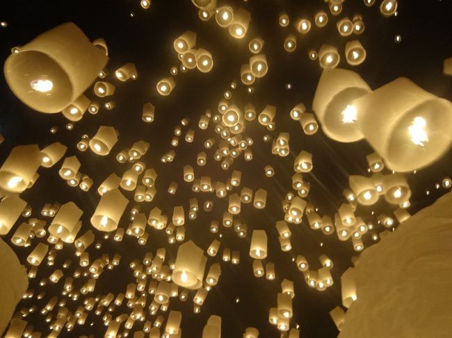 タイのチェンマイでは、毎年11月に イーペン祭りが開催されます。<br />その中で、コムローイという紙の熱気球のようなものを一斉に夜空に打ち上げるという仏教行事があって、以前旅で知り合った方から<br />お誘いいただき現地集合&解散にて参加してきました。<br /><br />総勢10名以上が集まり、ほとんど始めてお会いする方々でしたが、とてもよくしていただいて、超楽しい旅になりました!<br />約3日間でしたが、最後の方で、あんなに寂しさを感じたのは、久しぶりです<br />大勢での旅も病みつきになるかも(^-^)<br />いや、もうなってるか(^^ヾ<br /><br />(注)自分で取った写真がブレブレだったため、一部お借りしているものがあります(^^ヾ<br /><br />【行程】<br />11/15 東京~ソウル~(夜行フライト)←今回はコチラです<br />11/16 バンコク~チェンマイ←今回はコチラです<br />11/17 チェンマイ<br />11/18 チェンマイ~バンコク~東京(翌日)<br /><br />【フライト】<br />15 NOV NH1165 Y 羽田 金浦 1620 1850<br />15 NOV TG 657 C インチョン バンコク 2125 0120(+1)<br />16 NOV TG 102 C バンコク チェンマイ 0800 0920<br />18 NOV TG 115 C チェンマイ バンコク 1730 1840<br />19 NOV NH 916 C バンコク 成田 0025 0805 <br />(NH1165:世一旅行社で購入した割引エコノミー航空券「ソウル~東京~長崎~東京~沖縄~東京~ソウル」900,000W+Taxの残り)<br />(TG:タイ航空のHPで購入した割引ビジネス航空券「ソウル~バンコク~チェンマイ~バンコク~ソウル」を使用開始)<br />(NH916:ANAのHPで購入した割引エコノミー航空券「バンコク~東京~福岡~東京~バンコク」を使用開始、バンコク成田間はポイントでアップグレード)<br /><br />【宿泊】<br />11/16-17 チェンマイ ナイト・バザール・プレイス<br />(www.agoda.jpで予約 約\3,000×2)