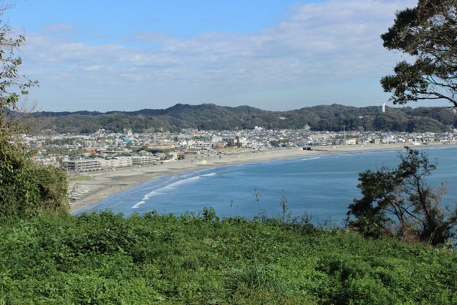 稲村ヶ崎に行ったら、コッホの碑があり、その説明にコッホが堪能したという景色を探しましたが、その日は見つからず出直して行ったところ、霊仙山・仏法寺跡からは、鎌倉の海を見下ろすとても素晴らしい景色でした。