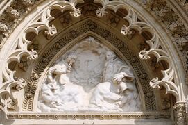 2012初夏、クロアチア等の東欧旅行(3/50)：6月21日(2)：ザグレブ、聖母被昇天大聖堂、祭壇、ステンドグラス