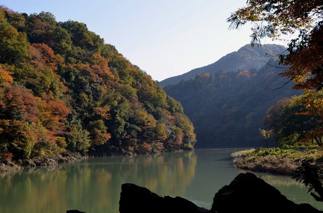 高尾山健康登山、今年３回目である。 <br />スタンプ21回で1冊満行で、境内に木札が掲示される。 <br /><br />今回は、紅葉が見ごろと思い期待した。<br />登りルートは、メインの１号路でなく琵琶滝の６号路から登り、途中で１号路に合流した。<br />高尾山山頂は、天気が良く眺望も期待したが、富士山など見えたがやや霞んでいた。<br />肝心の紅葉は、やや早いくらいでまずまずの紅葉が見られた。<br />今月一杯は見ごろが続くと思われる。<br /><br />山頂からは、昨年と同様に奥高尾を経由して相模湖畔に降りた。<br />こちらの紅葉も期待通り満喫できた。<br /><br />高尾山旅行記<br /><br />④高尾山健康登山（３）　紅葉は　琵琶滝ー高尾山ー相模湖<br />http://4travel.jp/traveler/stakeshima/album/10833361/<br />③高尾山健康登山（２）　高尾山ー小仏峠ー小原宿<br />http://4travel.jp/traveler/stakeshima/album/10775822/<br />②高尾山健康登山（１）　桜、富士山<br />http://4travel.jp/traveler/stakeshima/album/10765461/<br />①高尾山から相模湖ハイキング　紅葉は？<br />http://4travel.jp/traveler/stakeshima/album/10729717/