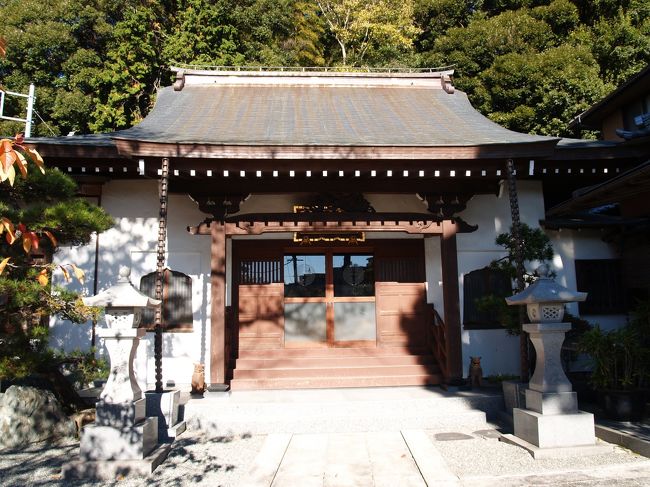 　横浜市戸塚区矢部町にある雲林寺は曹洞宗のお寺で龍谷山雲林寺という。竹下小次郎（法名寶珠院転玉浄輪禅門、永享9年1437年死）が開基となり創建、徳翁寺（横浜市戸塚区川上町）五世厳隆が中興開山したという。新編相模国風土記稿によれば江戸時代には曹洞宗徳翁寺末寺であり、山号も今と同じ龍谷山であった。本尊は阿弥陀如来像である。<br />　住職の話では、雲林寺のある場所は柳作という字名で、かつての山号は柳谷山であったという。明治維新後に山号の一字を替え、横須賀市にある本家と同じ龍谷山に変えたのだという。それなら、今は横須賀市にある曹洞宗のお寺・龍谷山良長院の末寺であろうか。<br />　庫裡横には真新しい観音石像が建ち、その横にはそれよりも真新しい恵比寿さまの石像が建っている。2、3日前に設置されたばかりで、来年の正月元旦から始まる戸塚七福神の恵比寿さまである。長い釣竿が印象的だ。<br />　本堂の裏山にはお寺の鎮守社として白山社が祀られている。祠の中には観音さまのような仏像が祭られている。加賀にある白山本宮は白山比咩神社（しらやまひめじんじゃ）であり、その女性神の神像を平成になってから祀るようになったのだという。江戸時代以前から神像を祀る神社はあるが、それを平成になってから行うようになったのを目にしたのは初めてのことだ。<br />　本堂の両側にはシーサーが鎮座している。沖縄に曹洞宗のお寺が出来た際に訪れてお土産に買って来たものだという。しかし、このお寺は本山から認められているかは不明だという。そう言われて、ふと横浜市栄区飯島町にある少林寺のことが思い浮かんだ。古刹も小さな庵から始まった例もある。平成になって出来るお寺もやはり小さなお寺として始まるのであろう。<br />（表紙写真は雲林寺本堂）