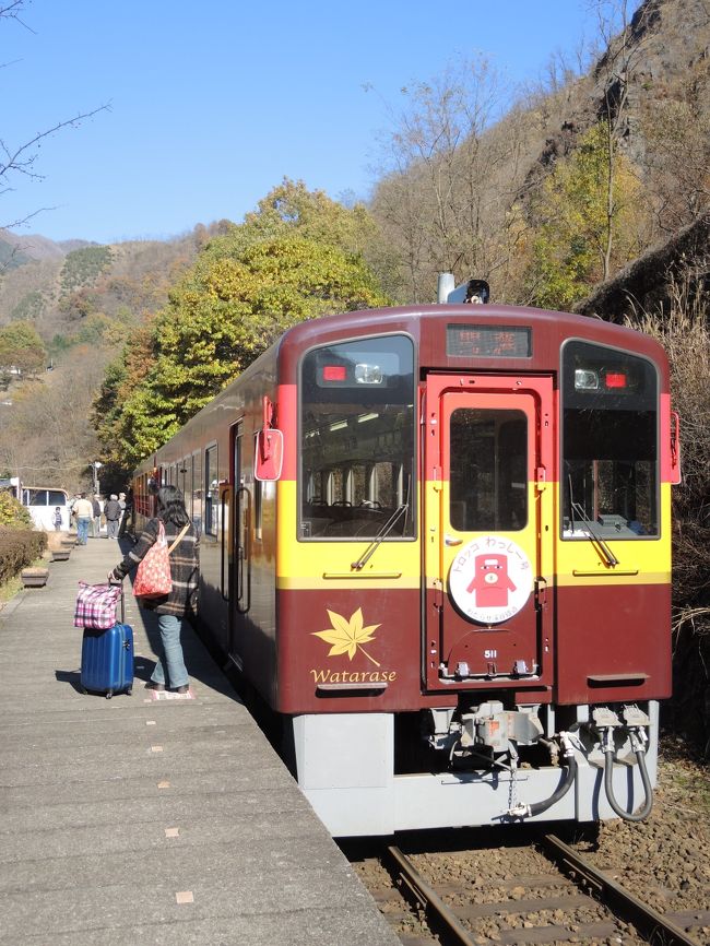 車体の・・・色。は、『　銅色　（あかがねいろ）　』。。。　<br />足尾銅山の　歴史　と　面影！を　探す・・・　「紅葉の　旅」。　<br />『　わたらせ渓谷鐵道　』　が、　今　人気・・・です。<br /><br />江戸時代に　始まり、大正時代。昭和初期・・に　最高潮・・・を　迎えた　「足尾銅山」。<br />１１０年前・・・に　銅山の　「迎賓館」として　建てられた　『　古河　掛水倶楽部　』　では、　<br />日本で　最初・・・に、　私設・電話が　付けられたんだそう〜。<br />「う〜ん、ハイカラ・・・だったのね〜」<br /><br />沿線に　広がる！　様々な・・・産業遺構は、　隆盛時・・・の　華やかさ。　<br />そして、閉鎖された！　炭鉱施設・・の　寂れっぷり。　物哀しさ！を　伝える。<br />ーーーーーーーーーーーーーー<br />繁栄！の　足尾銅山・・・と、大都市を　つなぐ　『　あかがね街道　』　沿い！の　町々。も、　<br />その　恩恵を受けて　大い・・・に　賑わった。<br /><br />宿場町　『　大間々　（おおまま）　』　界隈・・・を　歩く。と、<br />庶民が　楽しんだ・・・　芝居小屋　『　ながめ　余興場　』。<br />立派！な　店蔵・・・の　『　老舗！醤油店　』。と、<br />「当時・・・は、町も　潤ってたンだなぁ〜」と　解る。<br /><br />そんな・・・『　老舗！醤油店　』　の　裏側。で　ひっそり・・・と　営業し続ける　<br />激渋！！！　銭湯　『　千代の湯　』　を　偶然！　発見っ。（♪）<br />本日　「入浴セット！持参」の　私達。。。（笑）<br />１００年以上・・・の　歴史！と、　超レトロ・・・な　「銭湯の　素敵！空間」を　味わってきました。　<br /><br />「（今回は）　列車だけ・・・かなぁ〜？」と、来てみたら、<br />ーーー足尾銅山」の　様々・・・な　歴史遺産！が　いっぱい。で<br />私の　大好き！な　「レトロ！の　旅」とも・・なりました。（♪）<br />ーーーーーーーーーーーーーー<br />『　わたらせ渓谷鐵道　』　の　歴史ある！　小さな　駅舎・・・にも　注目。<br />コチラ！を　巡る・・・のは、　ドライブ旅！で　細かく・・動こう〜。<br />　<br />風情　溢れる・・・小さな　木造駅舎　「上神梅駅」では、　<br />可愛い〜！　ゆるキャラ　『　ぐんまちゃん　』　の　撮影風景！に。。。<br />列車内・・・では、先日の　イタリア・ツアーの　メンバーの　ご夫婦。に　遭遇〜。<br />「沢山・・の　偶然！の　出会い。が　嬉しい〜　『わたらせ渓谷鐵道　』　でも　ありました。(♪）<br /><br />ガタゴト。　がたごと・・・。　の〜んびり！と　走る・・・。　<br />美しい　紅葉・・・に　包まれながら　「晩秋」を　体感した・・・<br />『　わたらせ渓谷鐵道　』　の　一日。。。<br /><br />『　いぶし銀・・・。　いぇいぇ、　「あかがね（銅）色・・・の　レトロ」　が　いっぱい　』・・・の　<br />素敵！な　大人旅・・・です。　<br />ーーーーーーーーーーー<br />最後・・・に<br />『　わたらせ渓谷鐵道　』　の　出発地点！　群馬県　桐生・・・の　町。が　大好き！です。<br />２０１２年には、　国・・・の　「重要伝統的建造物群保存地区」　にも　選ばれた！<br />かつて・・・は、　『　西・・・の　京都。　東・・・の　桐生　』　と　云われて、「織物産業！で　繁栄した・・・古い　町並み。　産業遺産は、　見所満載・・・で　とても、　素晴らしい〜！」。<br /><br />是非、お立ち寄り・・・を　おススメ！します。<br />ーーーーーーーーーーーーー<br />２０１０年１１月の　『　桐生　＆　足尾銅山　』　の　旅行記。<br /><br />http://4travel.jp/travelogue/10518559<br /><br />群馬・桐生市　の　『　のこぎり屋根　と、　近代化産業遺産　巡り！　』　（古い！・・・木造　小学校舎！　＆　無人！　わたらせ　渓谷鉄道　駅。　最後　は、　日光　で　大渋滞！）　　　　　　　　