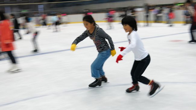 今年も<br />ガイシホールでの<br />スケート無料開放に参加してきましたが<br />今回は地元での行事と重なり<br />自分と子供２人での参加となり<br />短い時間でしたが<br />それなりに楽しめたが<br />やはり<br />子供は多い方が面白いですね<br /><br />まあ<br />相手をしなくても<br />子供同士で遊んでくれるから<br />自分が楽が出来るのが本音だが<br />キチンと正規料金を払ってでも<br />土曜日の午後からぐらいなら<br />中学生の部活には影響しない日に<br />再度遊びに来たいですね<br /><br />さすがに<br />スキーは遠征が必要だが<br />スケートなら午後からでも遊べるのが<br />良いところでしょうね