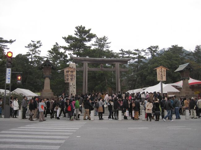 念願の島根県ひとり旅①~松江市編~のつづきです。<br />http://4travel.jp/travelogue/10833924<br /><br />東京から夜行バスで島根県のパワースポットなどへ行きました。<br />移動は、公共交通機関を使うので、<br />効率よく回れるよう時刻をすべて調べてからいきました。<br />渋滞が原因で予定してた神社へ行けなかったり、いろいろアクシデントがありましたが、充実した旅となりました。<br /><br />………………………………………<br /><br />11月17日<br /><br />06:00頃 宿泊先出発<br />↓<br />06:15松江しんじ湖温泉駅到着<br /><br />06:29松江しんじ湖温泉駅<br />↓<br />川跡<br />↓<br />電鉄出雲市駅<br />↓<br />07:30出雲大社前<br /><br />大鳥居<br />↓<br />出雲大社 祓社<br />↓<br />縁結び大祭 受付<br />↓<br />席取る<br />↓<br />拝殿、摂社、末社参拝<br />↓<br />10:00すぎ 縁結び大祭 <br />↓<br />11:20頃 終了<br />↓<br />出雲大社から徒歩<br />出雲阿国の墓、稲佐の浜、下の宮、屏風岩、因佐神社、上の宮<br />↓<br />出雲そば「かねや」で昼食<br />↓<br />出雲縁結び箸「ひらの屋」<br />↓<br />出雲大社駅<br />↓<br />出雲市駅<br />↓<br />回転すし<br />↓<br />らんぷの湯<br />↓<br />高速バス乗車<br />↓<br />翌日到着<br /><br /><br /><br />