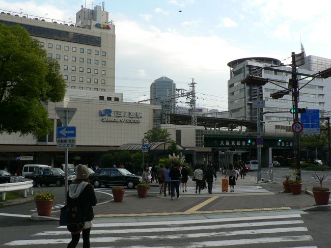 三ノ宮駅（さんのみやえき）は、兵庫県神戸市中央区布引町のＪＲ西日本東海道本線の駅でノの無い三宮駅（さんのみやえき）は、近くにある神戸新交通、神戸市営地下鉄、阪神電気鉄道（阪神）、阪急電鉄（阪急）の駅。<br />「三宮」の地名の由来でもある三宮神社が駅名の由来で他の交通機関の駅名などはすべて「三宮」であるのに対し、ＪＲのみ「三ノ宮」と“ノ”の文字を含んでいるのは開業が最も早く駅創設時からあえて“ノ”をつけることによって地名の読み違いをさせないよう配慮していた名残であるとのことで表記の相違はＪＲと他交通機関の駅名を区別するのに役立っているそうだ。駅の名前の由緒も興味深い。<br />駅周辺にはフラワーロード中心にショッピング街が多く、三宮センター街、センタープラザ、さんプラザ 、ダイエー三宮駅前店 、そごう神戸店 、東急ハンズ、上新電機、神戸マルイ 、ヤマダ電機、神戸市役所、神戸国際会館、生田神社などがあり神戸の中心だ。<br />（写真は三宮駅周辺） <br />