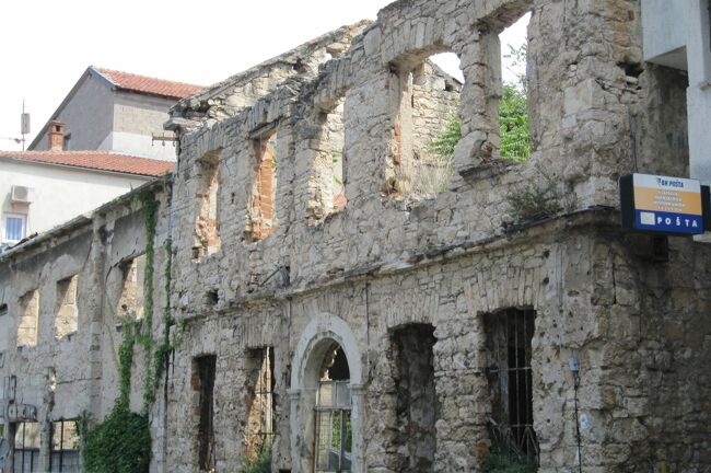 2012初夏、クロアチア等の東欧旅行(33/50)：6月24日(7)：モスタル、内戦の傷跡が残された町並み、スタリ・モスト