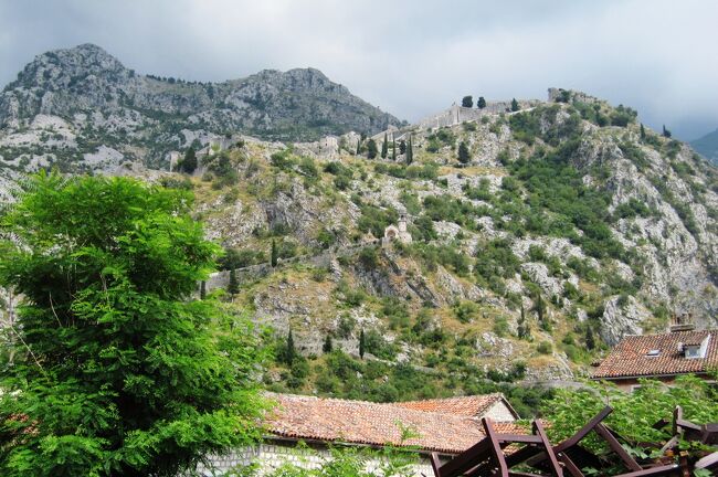 　モンテネグロの世界文化遺産の古都・コトルの紹介です。『コトルの自然と文化歴史地域』として1979年に登録され、2003年に区域拡大されました。