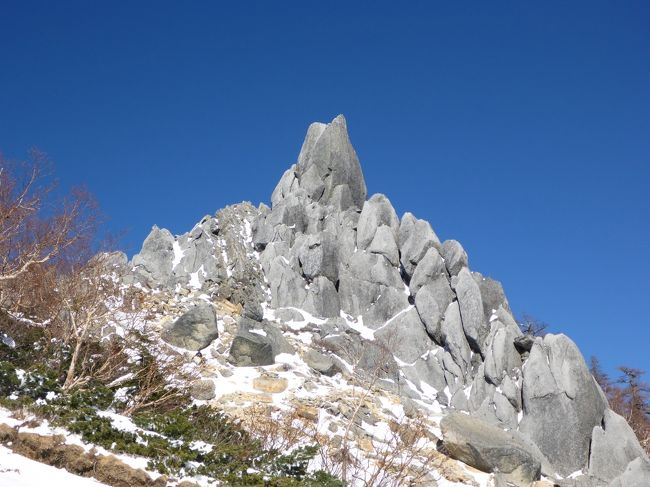 キリマンジャロ登山は、１カ月半後。<br />そろそろ最終調整ですね。<br /><br />今回は、鳳凰三山の地蔵岳へ。<br />意外と雪があって苦戦。<br />アイゼンなしで行ったのは、失敗。<br />反省です。<br /><br /><br />訓練度：★★★★☆　（標高差１６００ｍくらいだから）<br />絶景度：★★☆☆☆　（甲斐駒ケ岳がきれい）<br />観光度：★★☆☆☆　（特に観光なし。紅葉は終わっていた。）<br /><br />