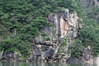 丹陽の地名は、市ではなく、丹陽郡や丹陽邑(村)として使われています。日本でいえば県に相当する忠清北道の北東部に位置します。丹陽八景で知られる景勝地です。久し振りの見学となりました。因みに丹陽八景とは、島潭三峰、石門、亀潭峰、玉筍峰、上仙岩、中仙岩、下仙岩と中仙岩です。また、名勝旧跡を含めて、丹陽第二八景の名で呼ばれることもあります。(ウィキペディア他)