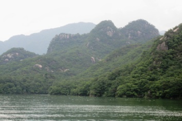 忠州湖クルージングで見学した、丹陽八景等の紹介です。忠州湖(チュンジュホ)は、渓谷を堰き止めて作られた、韓国で最も大きな湖です。堰き止められたダムの水量は、27億トン以上とされます。(ウィキペディアほか)