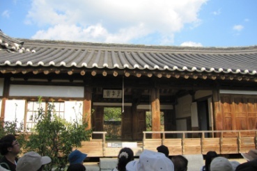 安東河回村を代表する建築物の養真堂と忠孝堂の紹介です。いずれも朝鮮中期の建築様式とされ、韓国の宝物に指定されています。最初は、養真堂(ヤンジンダン)の紹介です。(ウィキペディアほか)