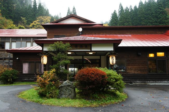 大館では超人気の宿、日景温泉に前泊して、大館市内を散策します。曲げわっぱに、秋田犬の故郷といった感じで、なんだか秋田の匂いが濃いような街ですね。午後は大館では、たまたま見つけたワンコインバスも活用して、樹海ドームや鳥潟会館にも足を延ばしました。