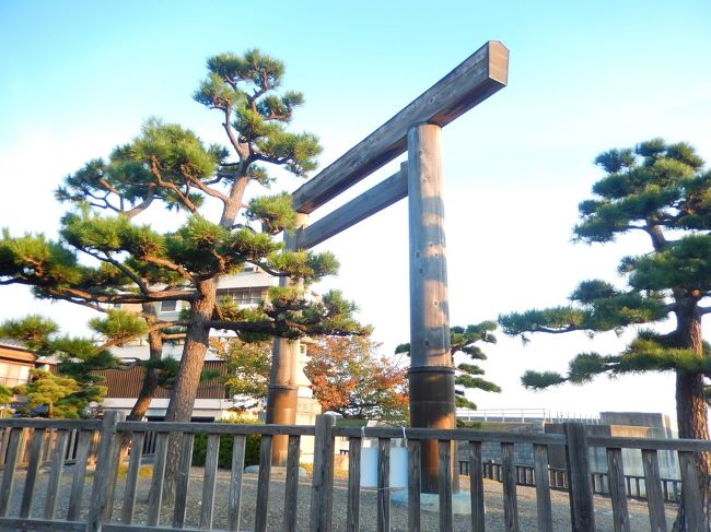 桑名は、伊勢国の玄関口「桑名宿」東海道五十三次の42番目の宿場町です。<br />この桑名宿は東海道で唯一、宮宿(名古屋・熱田)と海路で結ばれていた宿場町です。<br /><br />この日の散策スケジュールは、桑名→松阪(瀧原宮)→亀山宿→関宿→中部国際空港となっており、<br />乗継時間があまりにも無駄が多いため滞在先での時間をうまくコントロールしないと横浜に戻れなくなる為、<br />最初の桑名の散策は朝6時30分からスタートしました。<br /><br />最初にむかったのは七里の渡跡で、伊勢神宮遙拝用の一之鳥居があります。<br />宮宿(今の熱田)との移動距離が七里あったことが名前の由来だそうで、所要時間は約4時間だったそうです。<br /><br />すぐ近くに桑名を象徴する蟠龍櫓(ばんりゅうやぐら)が復元されております。<br /><br />ここは「海上の名城」と呼ばれた桑名城跡で、本丸跡と二の丸跡に造られた丸華公園です。<br />桑名城は、明治維新で新政府軍に焼かれてしまいましたが、<br />東海道の名城としての面影がありました。<br /><br />急ぎ足で桑名の散策を終え桑名駅へと向かい、松阪へ移動しました。<br /><br />