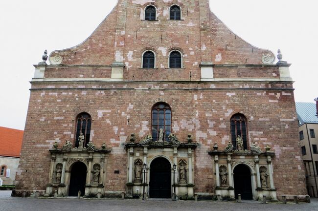 世界文化遺産の古都、リガの旧市街紹介の続きです。始めは木造教会だった聖ペテロ教会や、姉妹都市のブレーメンから寄贈された、ブレーメンの音楽隊の像などを見学しました。(ウィキペディア、るるぶ・バルト三国)