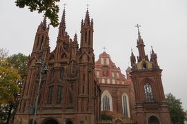 2012秋、バルト三国旅行記(28/40)：10月12日(5)：リトアニア、ヴィリニュス、聖アンナ教会、詩人像