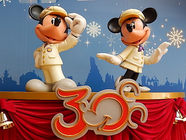 今年はディズニーランド３０周年の年そしてちようどクリスマスバージョンとのことで、前日から宿泊していた東京のホテルを後にしシーに向かいました〜〜とあらあら以外な展開・・・・・?<br /><br /><br />前回のディズニーリゾートから約11ヶ月振りのの再訪となりました〜<br /><br />2012年12月ディズニーランド旅行記<br />http://4travel.jp/traveler/yoyopepe100/album/10742335/<br /><br />2012年12月ディズニーシー旅行記<br />http://4travel.jp/traveler/yoyopepe100/album/10738675/<br /><br /><br />