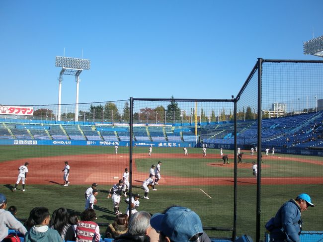 ２０１３年１１月２０日（水）明治神宮野球大会決勝戦を見に出かけました。<br /><br />実は福の海、野球観戦はプロ、アマ通じて初めて。<br /><br />冷え込んだ一日でしたが在校生、OB、OGと一緒に応援したこともあり体が熱くなりました。<br /><br />大学の部、結果は・・・<br /><br />