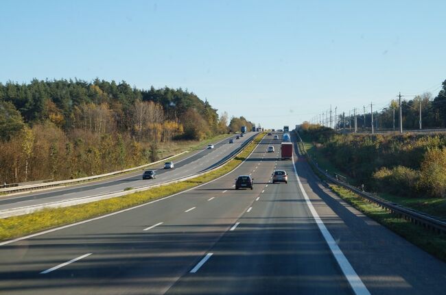 今日はドレスデンからミュンヘンまでツアーバスでの移動日。移動距離約430km、移動時間は約6時間と殆どバスの中にいる日なので、ひまつぶしにバスを抜いていく車をカウント。タイトルに釣られた方、ごめんなさい。本当は1000台に抜かれたんです。(^^;;<br /><br />写真はニュルンブルクからミュンヘンに向かうアウトバーン9号線。右端の車線はコンボイを組んだ大型トラックなどのステージで、中央寄り車線は高性能車のステージ。後方からカッとんできたポルシェやベンツ等は一瞬で前方に消えてしまうので、何台か車種不明車が出た。<br /><br />2024/03/01 一部修正