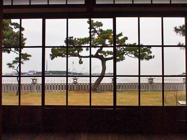明治時代には、富岡など金沢近辺が東京近郊の海浜別荘地として注目されていました。金沢に松方正義、井上馨らが別荘を造り、その後、大磯、葉山へ湘南地方が別荘地として栄えていきました。<br />伊藤博文金沢別邸は、初代内閣総理大臣を務めた伊藤博文が、明治31年(1898)に建てた茅葺き寄せ棟造りの田舎風海浜別荘建築です。当時の別荘地の数少ない貴重な建築遺構となっています。建物の老朽化が著しいため、平成19年に、解体工事、調査を行い、現存しないぶぶんを含めて、創建時のすがたに復元することになりました。平成20年6月から工事が始まり、翌年10月に庭園と併せて、竣工しました。<br />伊藤博文金沢別邸の切図が、当時別邸を管理していた地元の旧家・松本家に保管されていたために、柱位置、間取り、屋根形状などを確認することができて、復元をする上で貴重な資料でした。<br />格式の高い客間棟を眺めの良い海側の位置に張り出し、各棟を雁行形に並べて、廊下を繋いでいます。この客間には、畳の下に床暖房が入っており、ここで海を眺めながら、週末はお抹茶を頂くことが出来ます。今は、少し残念ですが、真っ正面に金沢八景の遊園地の乗り物が目に入ってきます。