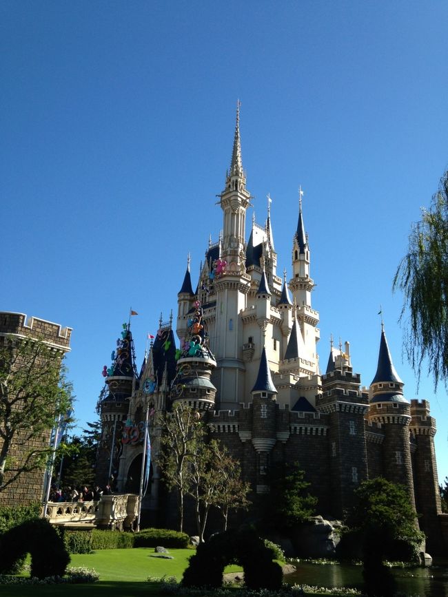 初めてのXmasディズニー。混んでいるのかも…と思って、初めてのバケパ。<br />でもそんなに混んではいなかった。誕生日直前だったので、バースディシールももらってたくさん「おめでとう」をいただきました!<br /><br />ちびっこ連れで荷物を減らしたくて、カメラはスマホのみ…。写真もすごく少ないです…。疲れ果ててホテルの写真は一枚もないし。<br /><br />2歳の娘、61歳母と私の卯年女子三人旅。<br />行きたかったアトラクションはほぼ制覇して、大満足の旅になりました!