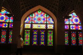 2012秋、イラン旅行記(10/56)：11月18日(3)：シラーズ(2)：ナシール・アリ・モスク、ステンドグラス、ペルシャ式庭園