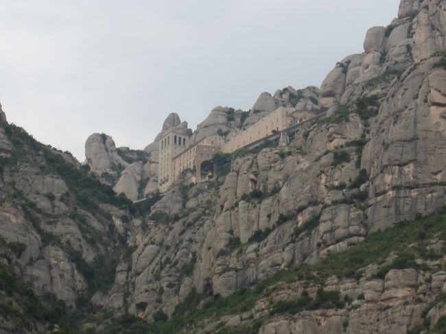 旅行３日目はモンセラットへ。<br />バルセロナからバスで１時間くらいで到着しました。<br /><br />モンセラット修道院です。