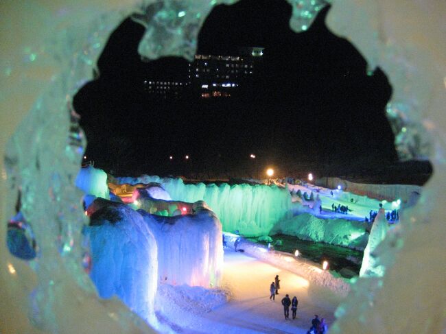 大好きな北海道、冬のイベントを満喫するツアーがあったので、母と参加してみました。寒かったけど、行った先は自由行動だし、内容盛りだくさんで楽しい旅でした。<br /><br />＜日程＞<br /><br />1日目　伊丹→羽田→女満別<br />　　　 阿寒湖氷上フェスティバル「冬華火」　（阿寒湖泊）<br /><br />2日目　摩周湖<br />　　　 網走流氷クルーズ（のはずが…）<br />　　　 層雲峡氷瀑まつり　　　　　　　　　（層雲峡泊）<br /><br />3日目　旭山動物園<br />　　　 札幌観光<br />　　　 さっぽろプレ雪まつり　　　　　　　　（札幌泊）<br /><br />4日目　支笏湖氷濤まつり<br />　　　 新千歳→羽田→伊丹