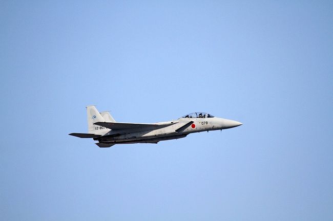 航空自衛隊　岐阜基地　２０１３　航空祭に行ってまいりました。逆光の果てに写真はぼろぼろ、空前の１５万人の人ごみに埋もれてしまいました。<br />オープニング　http://youtu.be/rkrwlJA_XKQ<br />当日の飛行（ブルー除く）　http://youtu.be/f9YQdJv6uFs<br /><br />当日、０１：００現地到着。もうすでに市役所の駐車場は満杯、駅向こうの運動公園駐車場も８割がた満杯・・・・・今年は異常だとおもいました。なんとか車中泊。寒すぎると思ったので毛布持参でした。早朝開門の可能性もあるので６時に南門に並ぶ。１００人ぐらいいました。昔７時に開門の年ももあったのですが今年は８時。南側のいい場所は今年は入れず急遽北側に・・・・これが写真撮影失敗の原因・・・ド逆光でした。<br />当日は車が停めれません。岐阜くらいに駐車して電車が正解。でも７時までにこないと中に入るのに時間がかかります。帰りは大渋滞、愛知県にはいるのは至難の業です。ぜひ来る人は頑張ってみてください。<br /><br /><br /><br />「岐阜基地航空祭」は岐阜県各務原市の航空自衛隊岐阜基地で、2013年11月24日(日)に開催されます。開催時間は8時30分から15時。<br /><br />岐阜基地では飛行開発実験団所属のC-1、F-2、F-4EJ、F-15J、T-4による異機種大編隊飛行が見どころ。地上展示ではXC-2などを見ることができます。<br /><br />また、2013年はブルーインパルスが展示飛行を実施、他の航空祭と異なり10時40分から、午前中に展示飛行を行います。<br /><br />■岐阜基地航空祭 2013 主な催し<br />＜展示飛行＞<br />8:30〜8:50　天候偵察　(飛行開発実験団)<br />8:55〜9:05　航過飛行　(航空救難団救難教育隊)<br />9:10〜9:45　第1回展示飛行　(飛実団)<br />9:40〜9:55　編隊航過飛行、機動飛行　(1輸空隊)　<br />9:55〜10:20　航過飛行、機動飛行　(1輸空隊)　<br />10:55〜11:35　ブルーインパルス飛行展示　(4空団)<br />12:30〜12:50　訓練飛行　(救難団)<br />13:30〜14:20　　第2回展示飛行　(飛実団)<br />14:30〜　ブルーインパルス帰投<br />15:00〜　外来機帰投<br />使用航空機：F-2、F-4、F-15、T-4、T-7、C-1、C-130H、UH-60J、U-125A<br />