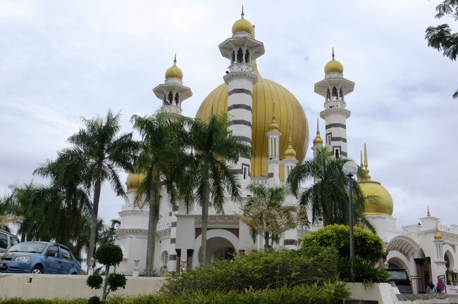 キャメロン・ハイランドの見学を終え、ペナン島に向かう途中に立ち寄った、ウブディア・モスクの紹介です。州を納めるスルタンが建造したモスクです。9つの州のスルタンは、持ち回りでマレーシアの王様を務める人達です。(ウィキペディア、るるぶ・マレーシア）