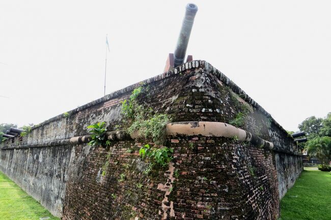 コーンウォリス要塞の紹介です。1786年に英国東インド会社のフランシス・ライトが、最初に上陸した場所に造った要塞跡です。要塞名のコーンウォリスは、当時の東インド会社総督の名前に因みます。1805年に木造の砦からレンガ造りの要塞に建て直され、オランダ製の大砲、スリ・ランバイが置かれました。その大砲は今も要塞の各所に残されています。世界遺産に指定されている旧市街のジョージ・タウンは、ペナン州の中心部ですが、この要塞も旧市街の一部に含まれます。(ウィキペディア、るるぶ・マレーシア)