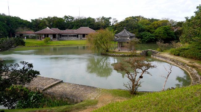 今回の最後は識名園（1799年に琉球王家の別荘としてつくられ、王家の保養や中国からの使者を迎えるのに利用されていました。大きさは41,997平方メートルあり、池のまわりを歩きながらいろいろな景色を楽しむようにつくられています。基本的には日本式庭園ですが、中国とのつきあいが深かった琉球では、池にうかぶ島に中国風の六角堂(ろっかくどう)や琉球石灰岩（りゅうきゅうせっかいがん）でつくったアーチ橋など、中国様式をとり入れ、琉球（りゅうきゅう）ならではの庭園をつくりあげました。http://rca.open.ed.jp/city-2001/heritage/shikina/）を見学．どういうわけか今まで来ていなかった．夕方の暗くなりかけていたころの見学だったが，庭園の美しさ，御殿の簡素だがしっかりした造り，冊封使に大陸のように広大だとみせた勧耕台など良かった．その後金城ダムを見学し，本当は首里城からの石畳道に行きたかったのだが，駐車場がなく断念．日も暮れてきたし少し早めに空港に帰った．1930発NH136便で帰京．来年退役の747-200だった．<br />このところ出張はすべてとんぼがえり．今回は沖縄で帰るのに時間がかかるので休みが取れて，一日ゆっくりと久高島などに行くことができた．感謝！