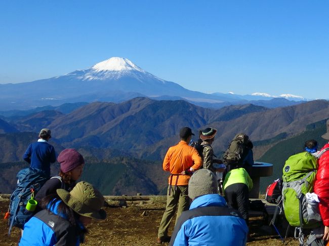 4月に丹沢山を初めて訪れた時から、いつかはやってみたいと思っていた「丹沢主稜縦走」。<br />丹沢は意外なほど山が深く、主要な山を縦走するルートがいくつかあるのだが、それらを南北に縦走するルートを「主脈縦走」、東西のルートを「主稜縦走」と呼ぶ。<br />この主脈縦走では、次の山々を踏破していく。<br /><br />1.塔ノ岳：1490.9m<br />2.丹沢山：1567.1m　丹沢唯一の百名山<br />3.蛭ヶ岳：1672.7m　丹沢最高峰<br />4.檜洞丸：1601m<br /><br />丹沢の夏はヤマビルの季節でもある。また冬ともなればそれなりに雪がある。<br />ということは、このロングトレイルを実行するのは春か秋しかない。<br />スタート地点からの所要時間は、丹沢山までが概ね5時間、蛭ヶ岳までが概ね7時間。蛭ヶ岳から檜洞丸までは3～3.5時間。檜洞丸から下山口までは3時間程度。<br /><br />以上のことから、初日の宿泊先を蛭ヶ岳に決めた。<br /><br />混雑した山は苦手な我々だったが、山小屋を予約した時点で既に宿泊予定60人。前日に電話すると、なんと90人！<br />ちなみに、この山小屋の収容人員は40人･･･<br /><br />そんなこんなで、ちょっとばかり不安に駆られながらのスタートとなった。