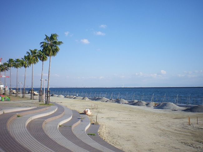 ぶらり♪　六甲アイランド<br /><br />六甲アイランド（ろっこうアイランド）は、兵庫県神戸市東灘区にある人工島です。<br /><br />海上文化都市で、総面積は約580haもあるのですよ。<br /><br /><br />青い空、青い海　マリンパーク　いいお天気に恵まれました。<br /><br />ホテルは　神戸Bay Sheratonに泊まりました。<br /><br />ここで　シェラトン中国料理　料理教室に参加しました。<br /><br /><br />注）六甲アイランド詳細についてはWEBフリー百科「ウィキペディア」より抜粋引用しました。　　<br /><br />