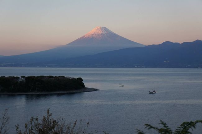 旅行記ではないのですが、久々にキレイな富士山が見れたので投稿します。平成の合併により、現在は、自宅と同じ沼津市となった戸田（旧戸田村）に家で食べるくらいの量の柑橘類を植えてあるミカン畑があります。同じ市内といいながら自宅から車で４０分以上かかるのですが・・・。昨日は、早生ミカンを獲ってきました。帰路あまりに富士山が見事だったので何枚か写真を撮りました。※沼津からでもキレイに富士山が見える日は多くありません。特に夏場は・・・　参考に２か月前の同じところからの景色もアップしました。