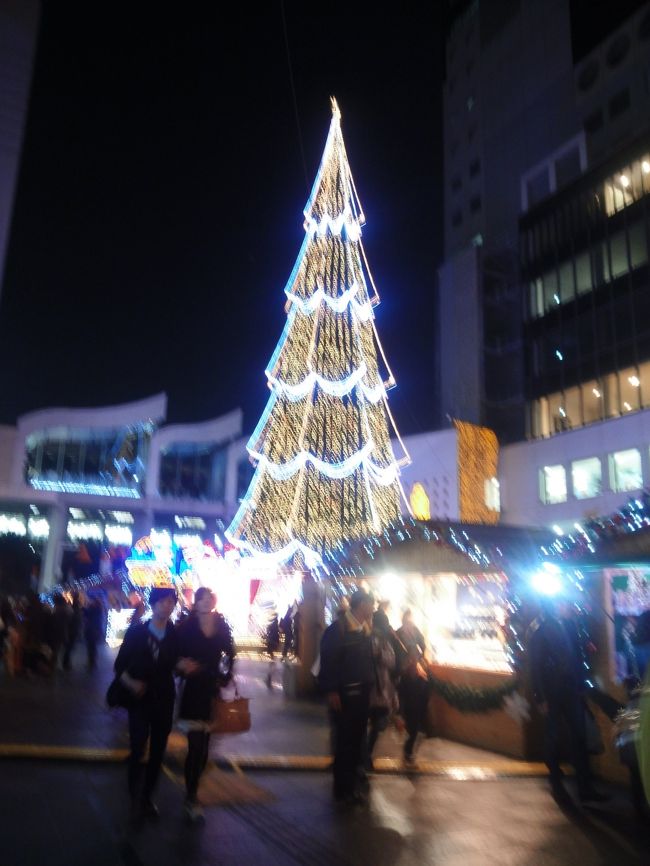 　新梅田シティと梅田スカイビルにて早くも　クリスマスイルミネーションに行ってきましたイベント名は、ドイツクリスマスマーケット大阪２０１３で世界最大級のクリスマスツリーが登場します。合わせてドイツの伝統工芸品、ドイツビール、ドイツワインなどなど色々と出店されていました。