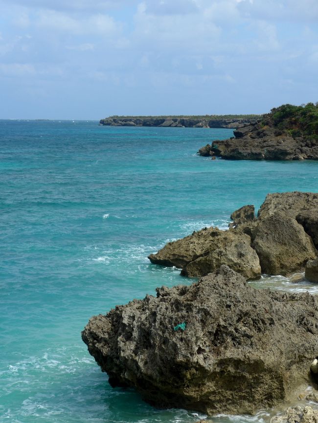 琉球の創世神アマミキヨが降臨した島,琉球国王が聞得大君をともない礼拝に訪れた島,さらには斎場御嶽から礼拝した島.その神聖な久高島に一度は訪れたかった.佐敷のフッチャー石を見た後に,1100のフェリーで久高島へ.フェリーの待合所で3時間以上900円のレンタサイクルを借り,のんびりとサイクリング.10月下旬,しかも天候は曇り時々晴れにしては海がとてもきれいに見えた.神聖な島なのだが,思ったより祭場は少なかった.竹富の方が御嶽は多かった.ゆっくりと見物しつつ,港の反対側カベールに向かう. 1249 もう一度メインロードに出て,まるでジャングルのような植物群落の中を一番先のカベールへ.アマミキヨが到着したところとか.名前からいって渡来人を表すのだろうか.きれいな岬だった.それから外海側の星砂の浜,シマーシ浜,イシキ浜,ピサ浜とサンゴ礁でブロックされた静かな海を見て,もう一度久高の集落へ.祭祀のばしょである外間殿,久高殿,大里家と見学した.琉球王朝へとつながる現代の祭祀の場所を見て感慨にふける.もう一度琉球の歴史を学ぼうと思った.ノロやおもろさうしなど,昔読んだ本の単語だけ浮かんでくるがもうほとんど忘れてしまった.沖縄の神々と尚氏の歴史,島津侵攻から,アメリカ占領,祖国復帰,基地問題までの苦難の歴史をもう一度学びなおそうと思う. 最後に久高の町中をぶらぶら走る.さすがにおなか減ったので1420連絡船待合所の隣の食事処とくじんに.沖縄そばと島てんぷら食べる.島てんぷらはもずくと白身の魚のてんぷら.おいしかった.量が多くて閉口したが..1500発の高速船で沖縄本島安座真に.レンタカーで知念岬に.さっきまでいた久高島などを眺める.勝連半島や津堅島もみえた.久高島が本当に平坦な島であることがわかる.1548知念岬公園を出発して,識名園に向かう.実はまだいったことはない. 詳細はsuomita22013年沖縄出張旅行2-佐敷のフッチャー石,久高島フェリー,久高島サイクリングhttp://4travel.jp/traveler/suomita2/album/10835329/2013年沖縄出張旅行3-久高島 カベール,星砂の浜,イシキ浜,外間殿,久高殿,大里家http://4travel.jp/traveler/suomita2/album/10835388/2013年沖縄出張旅行4-久高島 食事処 とくじん 知念岬公園http://4travel.jp/traveler/suomita2/album/10835458/