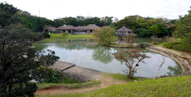 今回の最後は識名園（1799年に琉球王家の別荘としてつくられ、王家の保養や中国からの使者を迎えるのに利用されていました。大きさは41,997平方メートルあり、池のまわりを歩きながらいろいろな景色を楽しむようにつくられています。基本的には日本式庭園ですが、中国とのつきあいが深かった琉球では、池にうかぶ島に中国風の六角堂(ろっかくどう)や琉球石灰岩（りゅうきゅうせっかいがん）でつくったアーチ橋など、中国様式をとり入れ、琉球（りゅうきゅう）ならではの庭園をつくりあげました。http://rca.open.ed.jp/city-2001/heritage/shikina/）を見学．どういうわけか今まで来ていなかった．夕方の暗くなりかけていたころの見学だったが，庭園の美しさ，御殿の簡素だがしっかりした造り，冊封使に大陸のように広大だとみせた勧耕台など良かった．その後金城ダムを見学し，本当は首里城からの石畳道に行きたかったのだが，駐車場がなく断念．日も暮れてきたし少し早めに空港に帰った．1930発NH136便で帰京．来年退役の747-200だった．<br />このところ出張はすべてとんぼがえり．今回は沖縄で帰るのに時間がかかるので休みが取れて，一日ゆっくりと久高島などに行くことができた．感謝！<br />詳細はsuomita2<br />http://4travel.jp/traveler/suomita2/album/10835747/<br />参照を