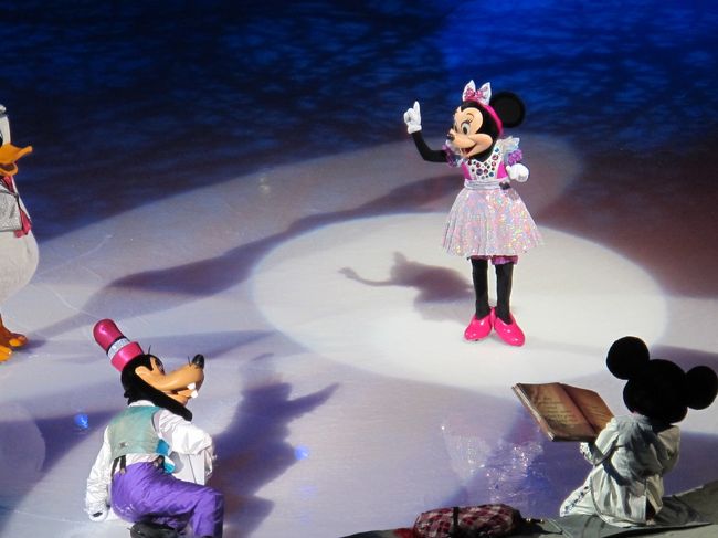 ディズニー・オン・アイス（Disney On Ice）のバンクーバー公演を見てきました。<br /><br />ディズニー主催のアイスショーです。今回の演目は「Rockin&#39; Ever After」で、下記の映画を題材にしています。<br /><br />１） ピノキオ （Pinocchio、1940年)<br />２） リトル・マーメイド （The Little Mermaid、1989年)<br />３） 塔の上のラプンツェル （Tangled、2010年)<br />４） メリダとおそろしの森 （Brave、2012年)<br />５） 美女と野獣 （Beauty and the Beast、1991年)<br /><br />最近のディズニー映画はまったく知りませんでしたが、期待以上の内容でした。エンターテイメントとしての完成度の高さに驚きました！<br /><br />※ Wikipediaでは、演目にシンデレラ（Cinderella、1950年）も書かれていましたが、シンデレラが登場したのか、よくわかりませんでした。